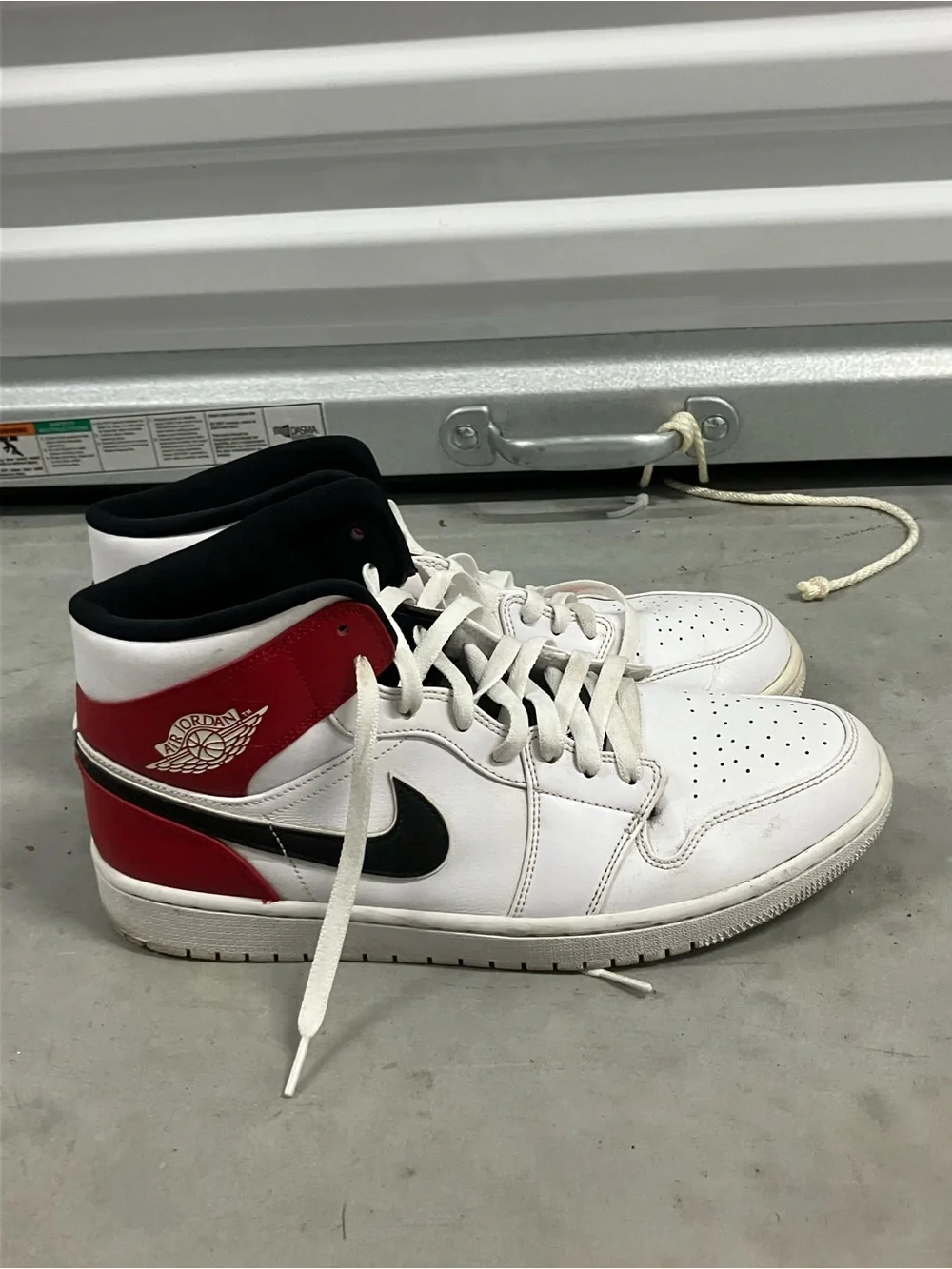 Nike Air Jordan 1 Mid “Chicago” White